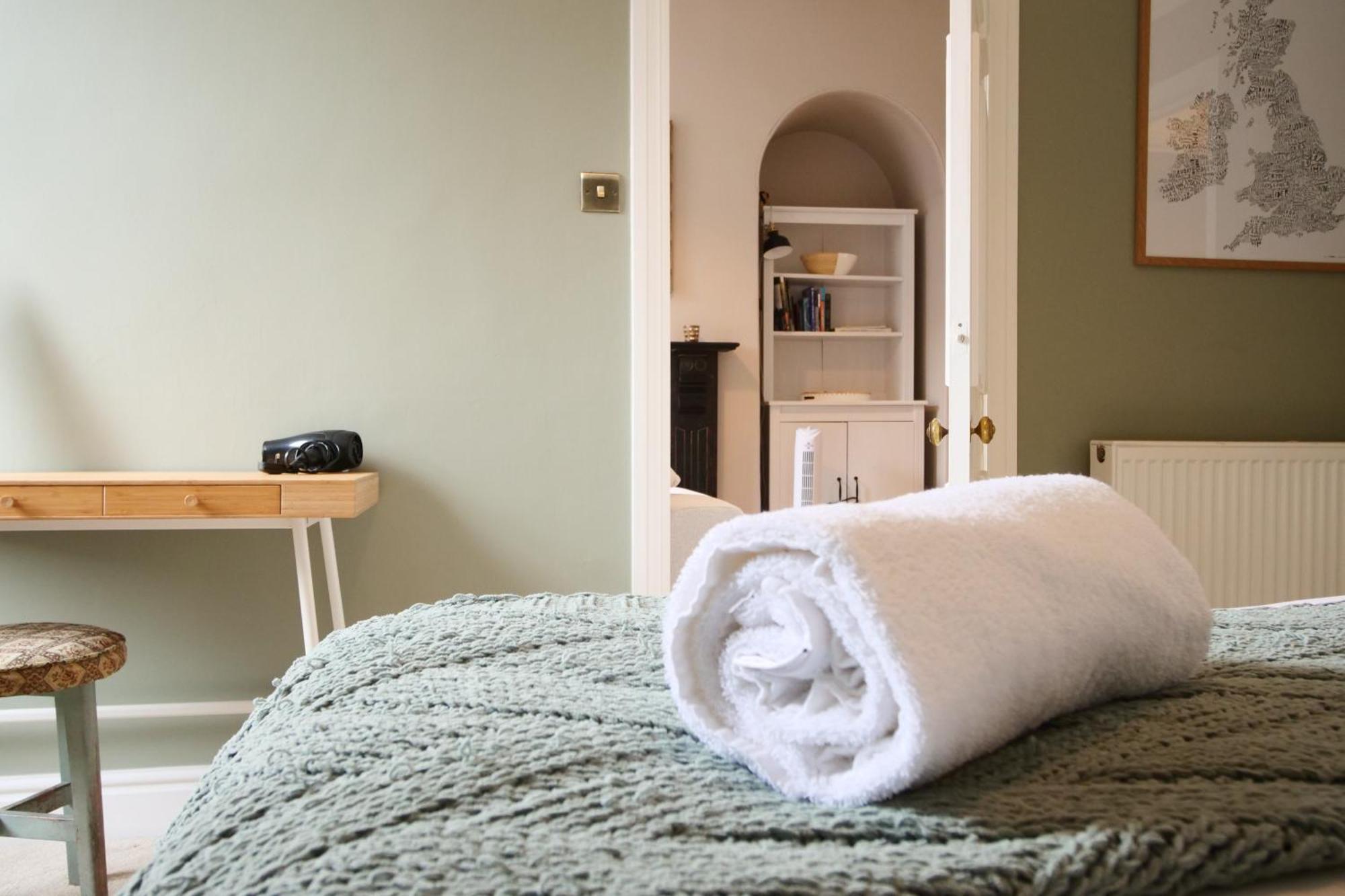 Fifth Quarter Apartment With Free Parking 요크 외부 사진