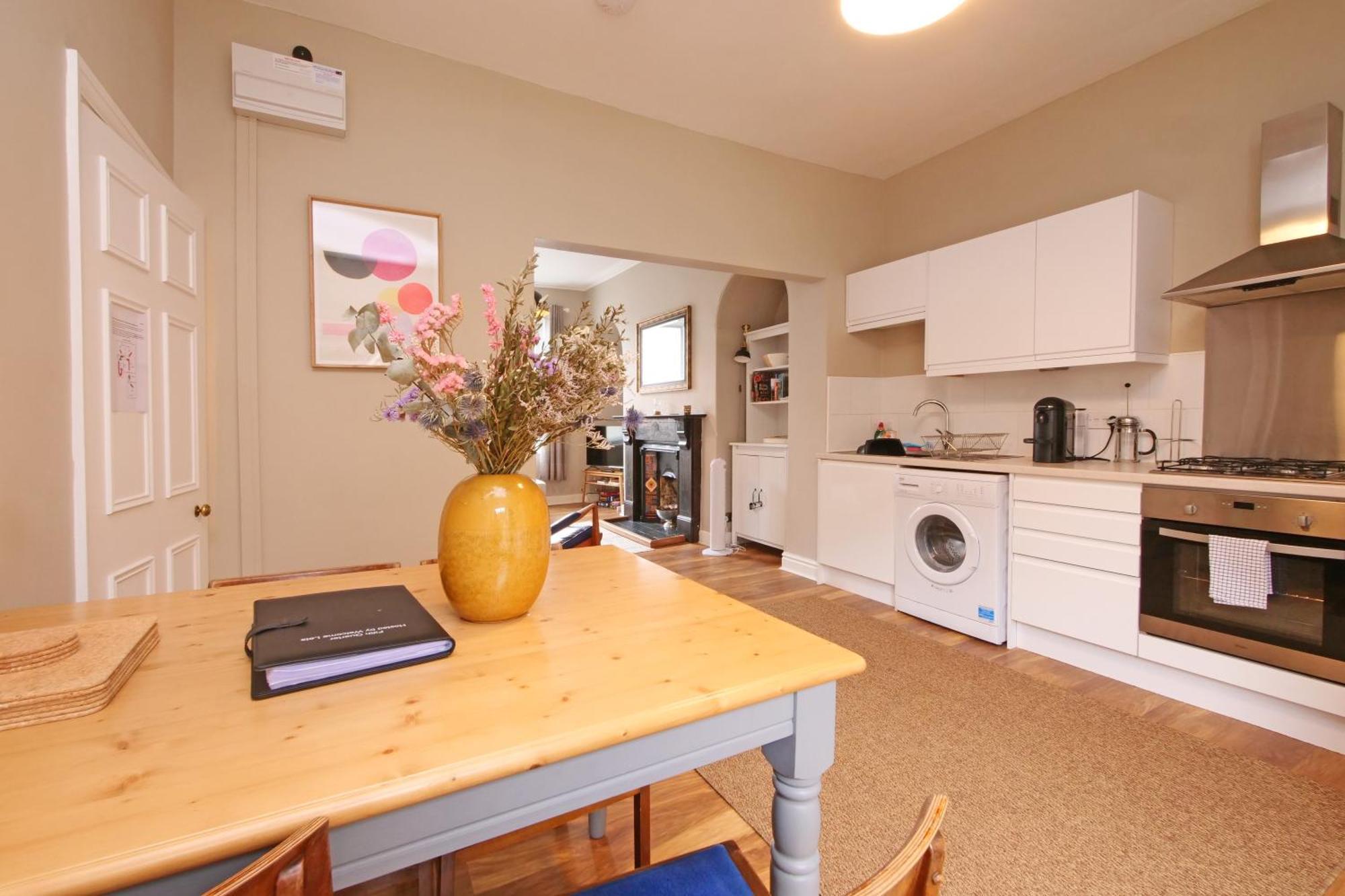 Fifth Quarter Apartment With Free Parking 요크 외부 사진