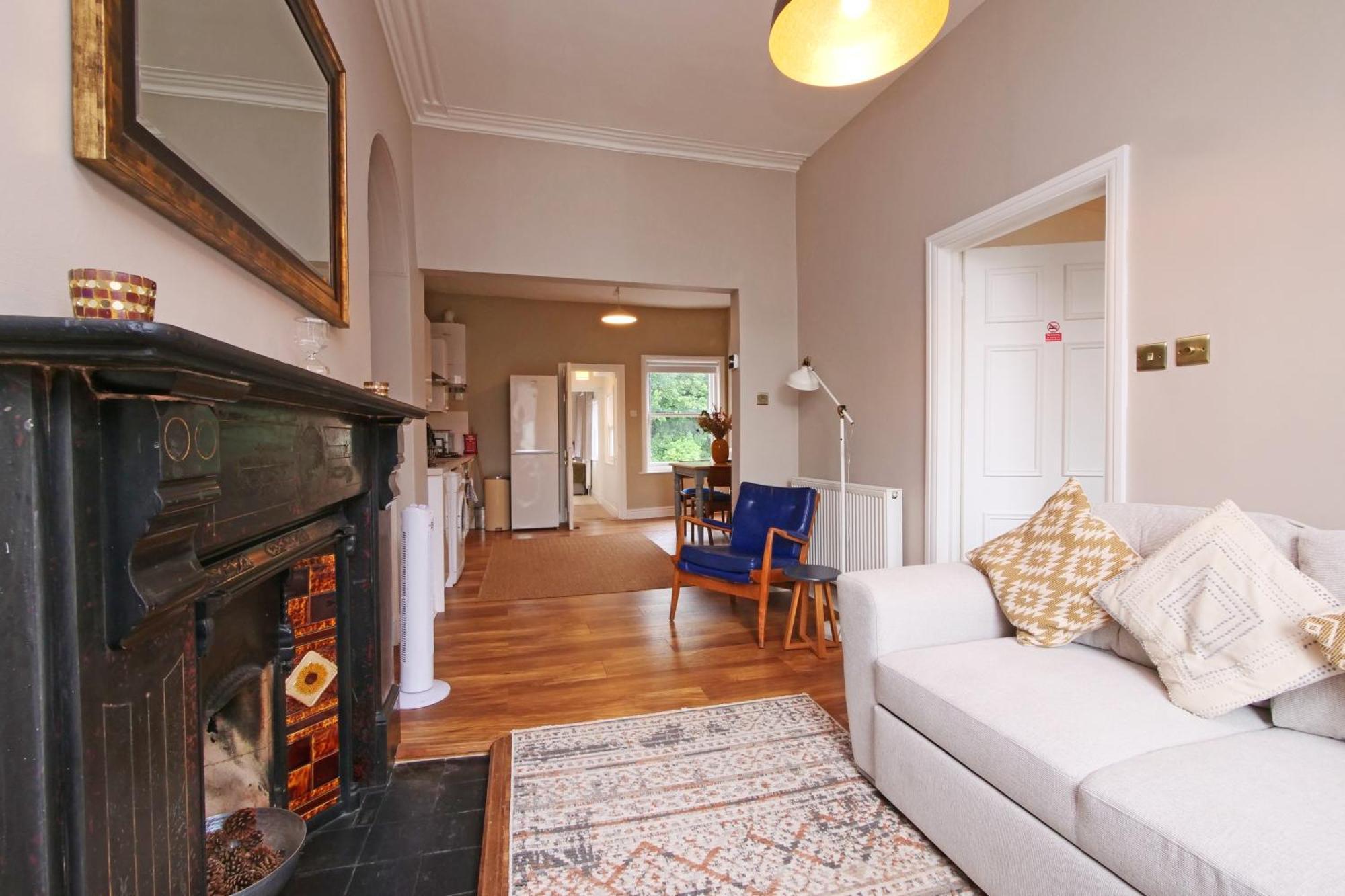 Fifth Quarter Apartment With Free Parking 요크 외부 사진