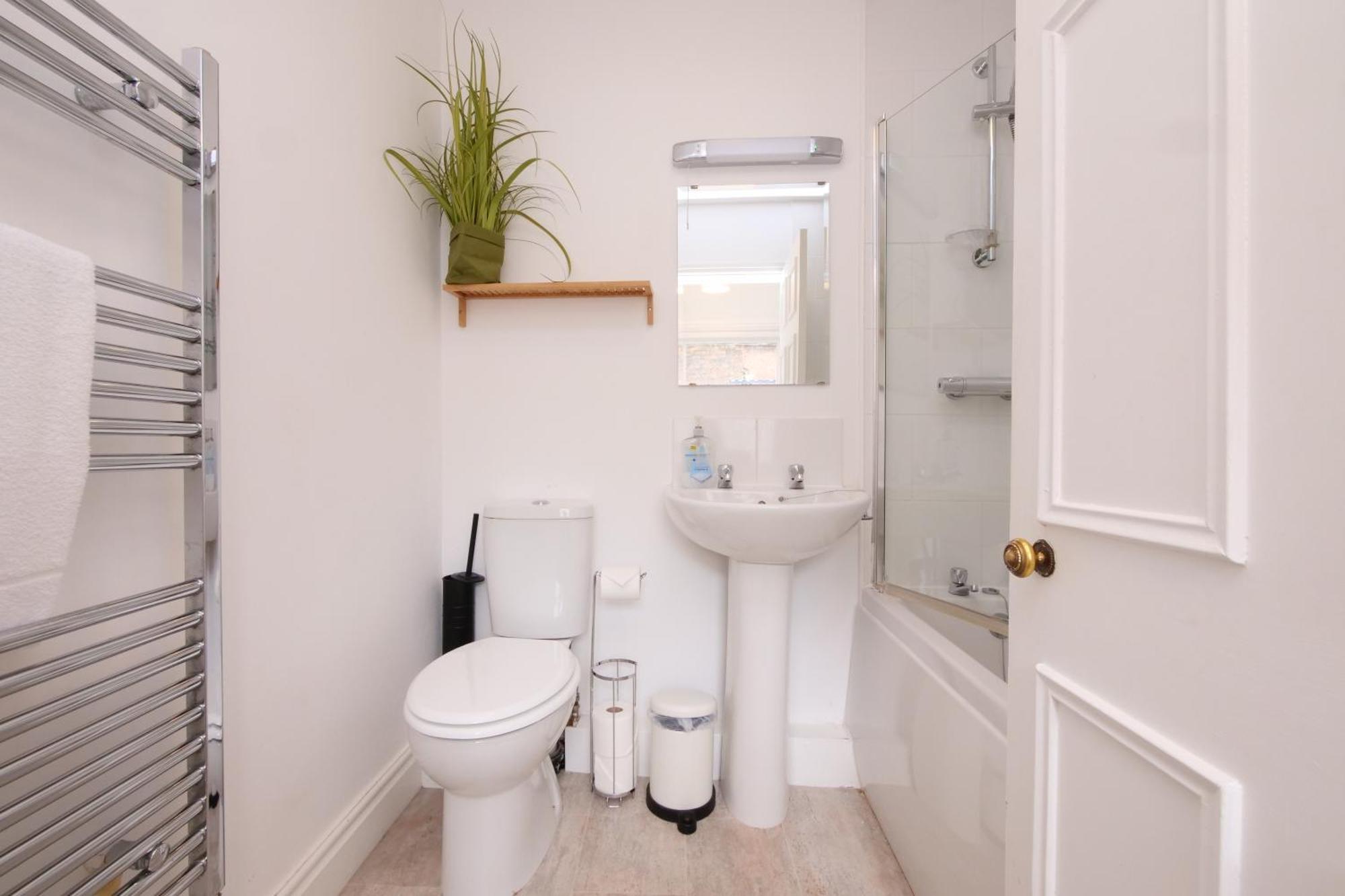 Fifth Quarter Apartment With Free Parking 요크 외부 사진